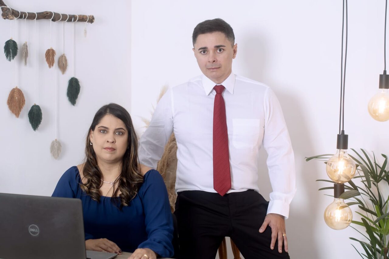 Sócios da Altha Advocacia, Alexandre e Thabata Agrico de Paula, no escritório em Guaratinguetá